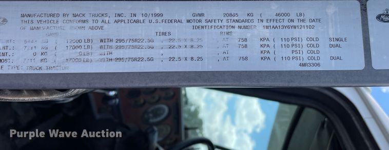 image for item DN4663 2000 Mack CH613  semi truck