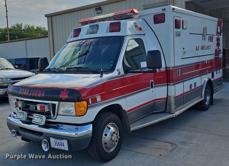 image for item DO2729 2003 Ford E450 Super Duty  ambulance