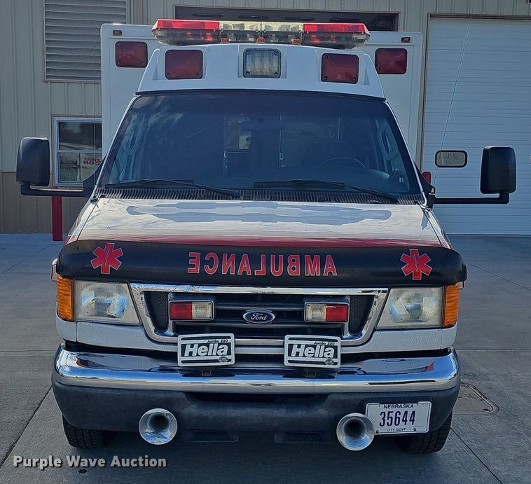 image for item DO2729 2003 Ford E450 Super Duty  ambulance