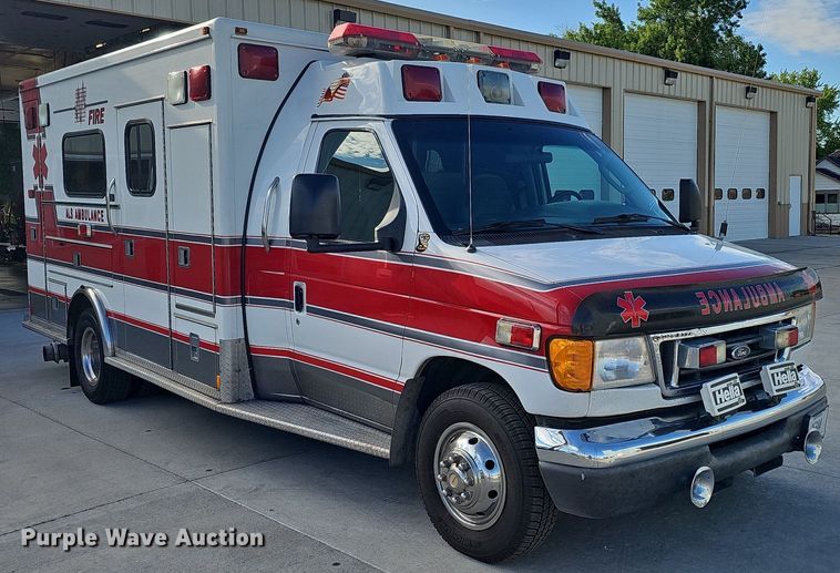 image for item DO2729 2003 Ford E450 Super Duty  ambulance