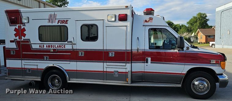 image for item DO2729 2003 Ford E450 Super Duty  ambulance