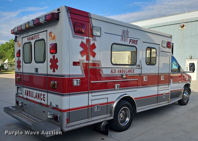 image for item DO2729 2003 Ford E450 Super Duty  ambulance