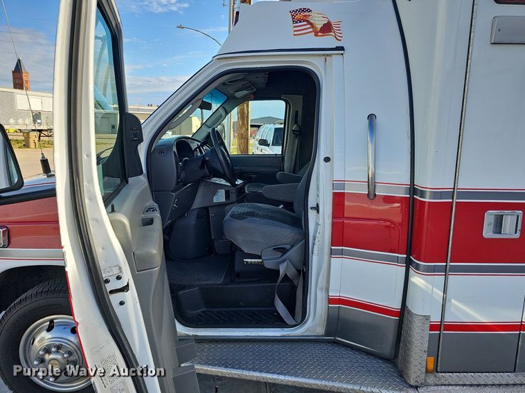 image for item DO2729 2003 Ford E450 Super Duty  ambulance