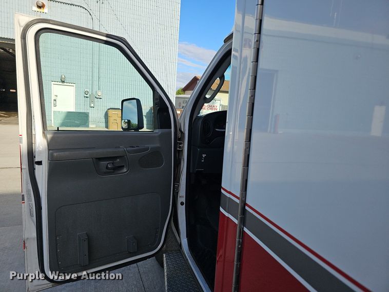 image for item DO2729 2003 Ford E450 Super Duty  ambulance