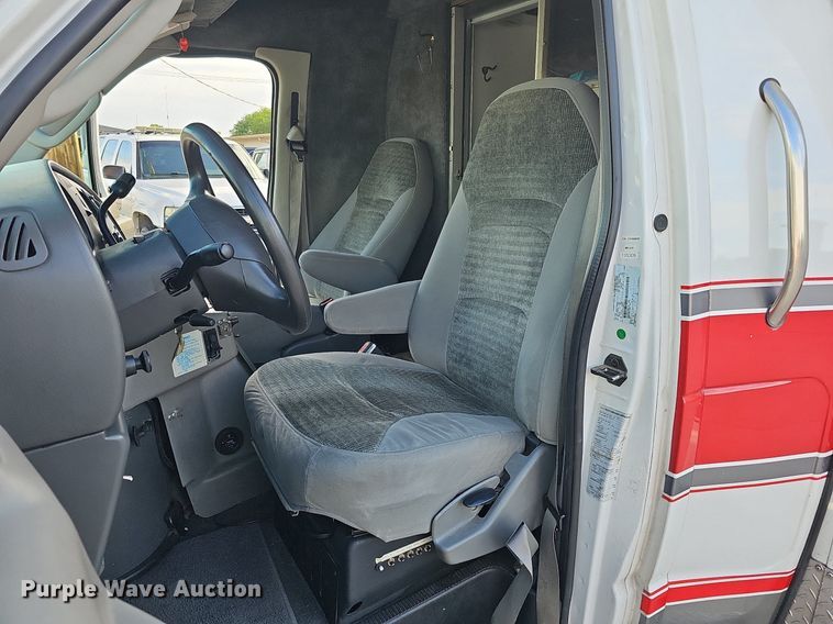 image for item DO2729 2003 Ford E450 Super Duty  ambulance