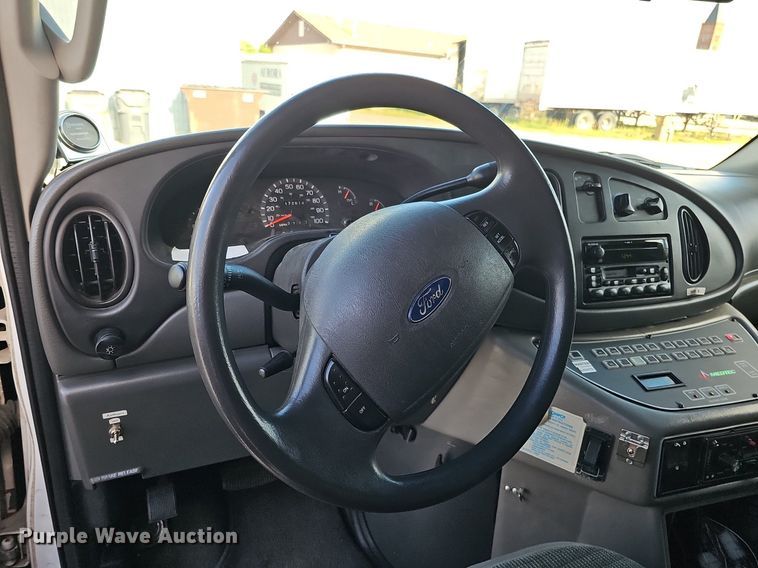 image for item DO2729 2003 Ford E450 Super Duty  ambulance