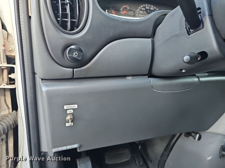 image for item DO2729 2003 Ford E450 Super Duty  ambulance