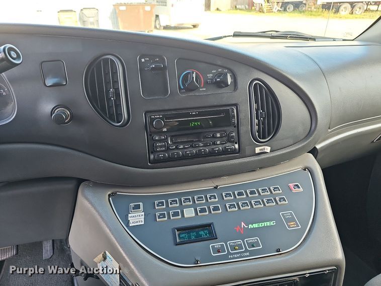 image for item DO2729 2003 Ford E450 Super Duty  ambulance