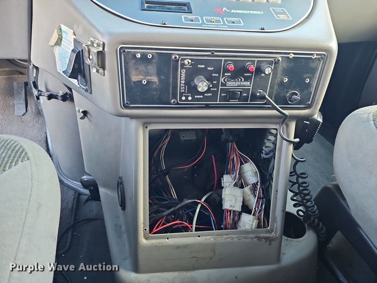 image for item DO2729 2003 Ford E450 Super Duty  ambulance