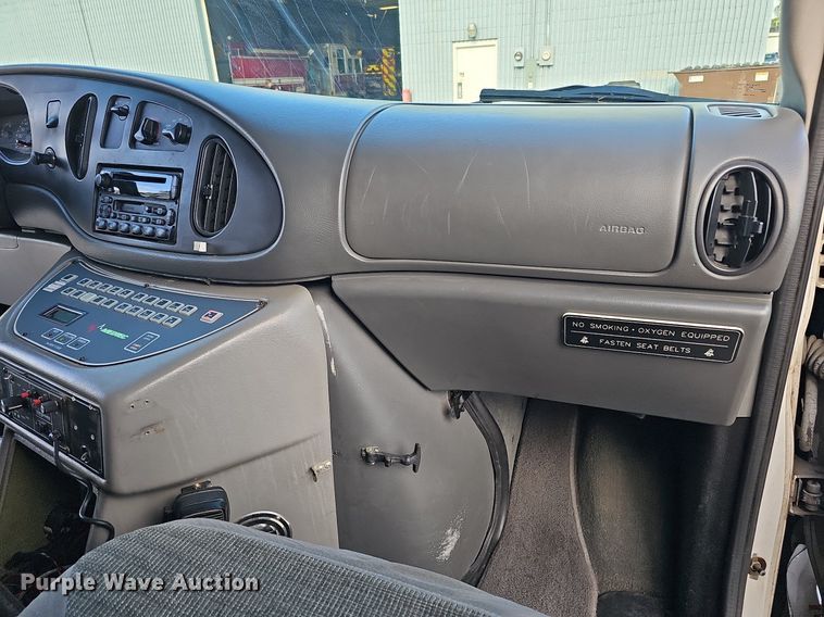 image for item DO2729 2003 Ford E450 Super Duty  ambulance
