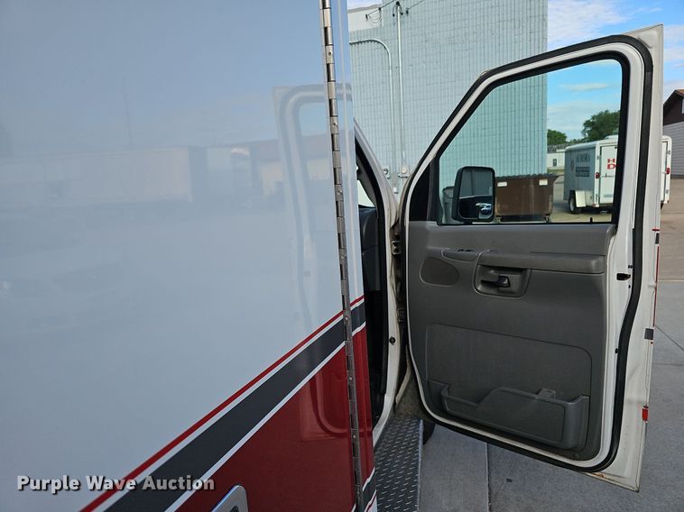 image for item DO2729 2003 Ford E450 Super Duty  ambulance