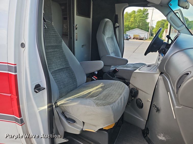 image for item DO2729 2003 Ford E450 Super Duty  ambulance