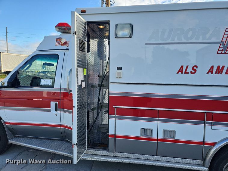image for item DO2729 2003 Ford E450 Super Duty  ambulance
