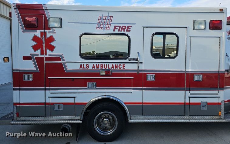 image for item DO2729 2003 Ford E450 Super Duty  ambulance