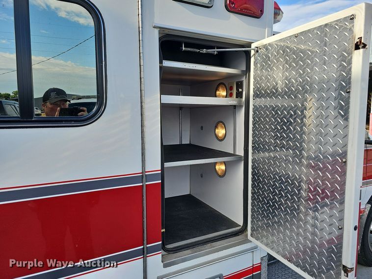 image for item DO2729 2003 Ford E450 Super Duty  ambulance