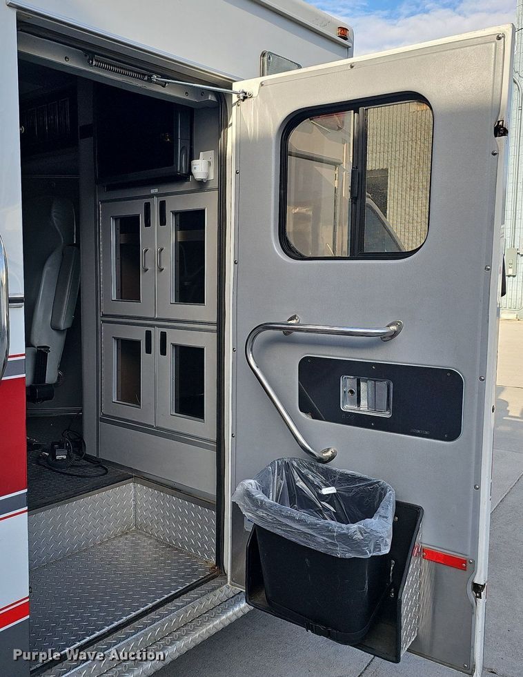 image for item DO2729 2003 Ford E450 Super Duty  ambulance