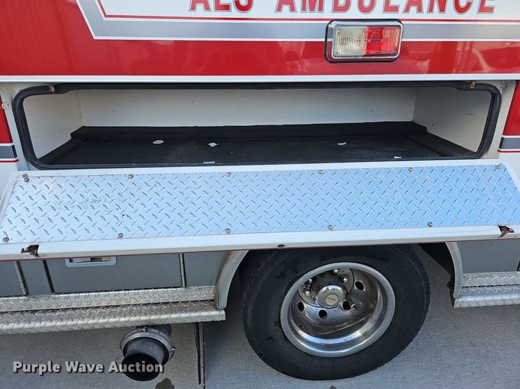 image for item DO2729 2003 Ford E450 Super Duty  ambulance