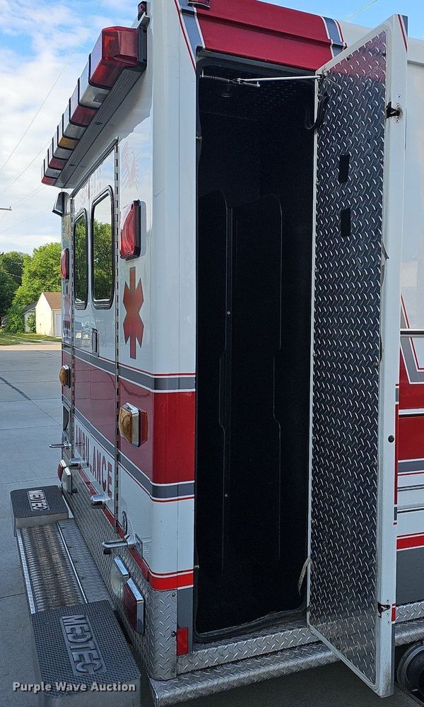 image for item DO2729 2003 Ford E450 Super Duty  ambulance