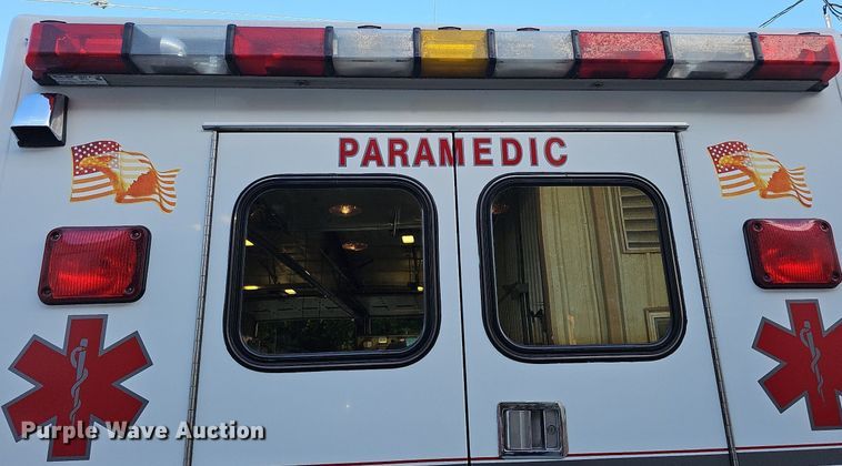 image for item DO2729 2003 Ford E450 Super Duty  ambulance