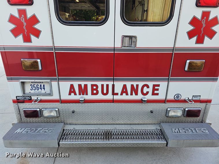 image for item DO2729 2003 Ford E450 Super Duty  ambulance