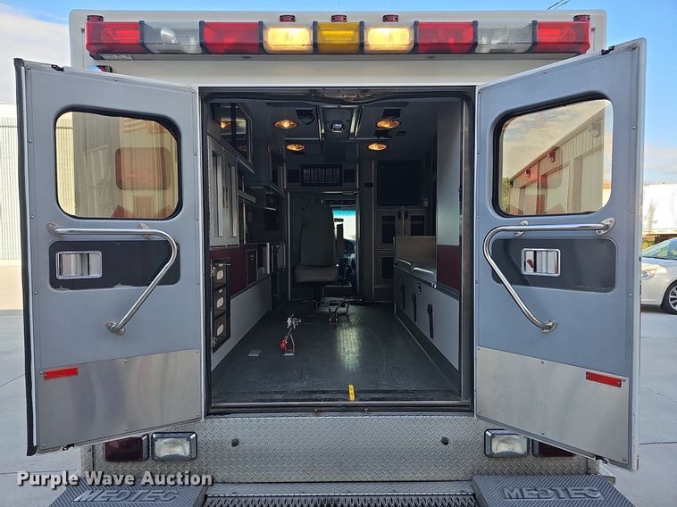 image for item DO2729 2003 Ford E450 Super Duty  ambulance