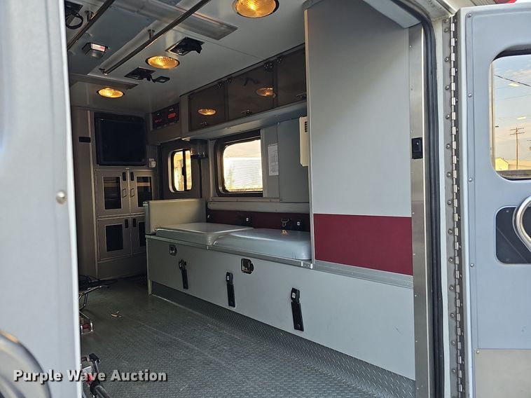 image for item DO2729 2003 Ford E450 Super Duty  ambulance