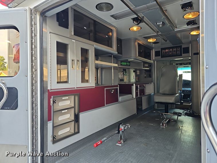 image for item DO2729 2003 Ford E450 Super Duty  ambulance