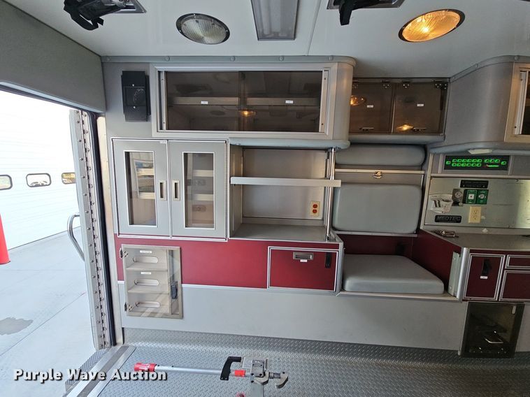 image for item DO2729 2003 Ford E450 Super Duty  ambulance