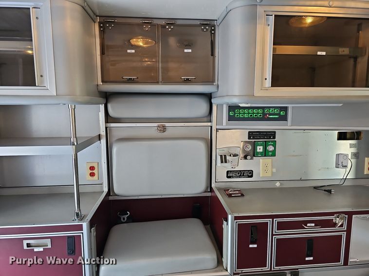 image for item DO2729 2003 Ford E450 Super Duty  ambulance