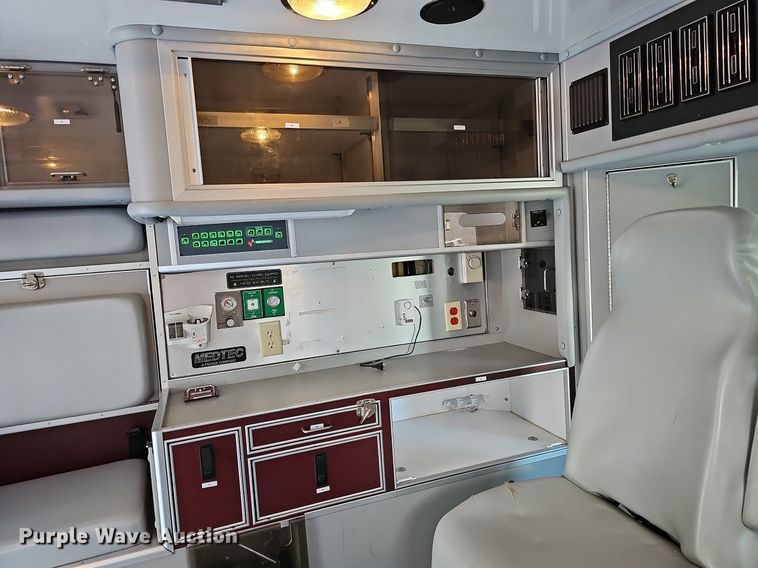 image for item DO2729 2003 Ford E450 Super Duty  ambulance