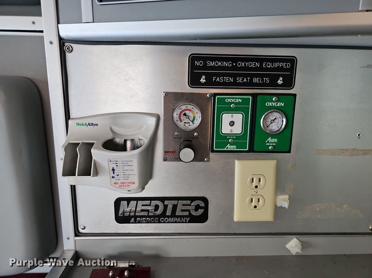 image for item DO2729 2003 Ford E450 Super Duty  ambulance