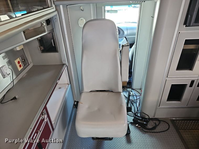 image for item DO2729 2003 Ford E450 Super Duty  ambulance