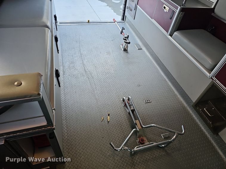 image for item DO2729 2003 Ford E450 Super Duty  ambulance