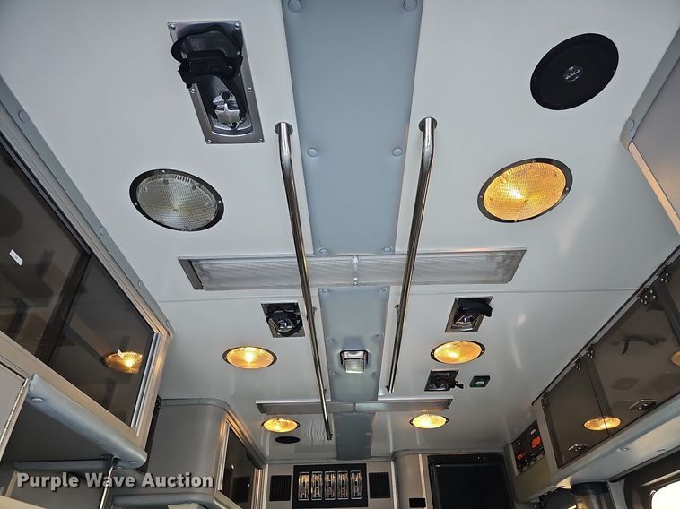 image for item DO2729 2003 Ford E450 Super Duty  ambulance