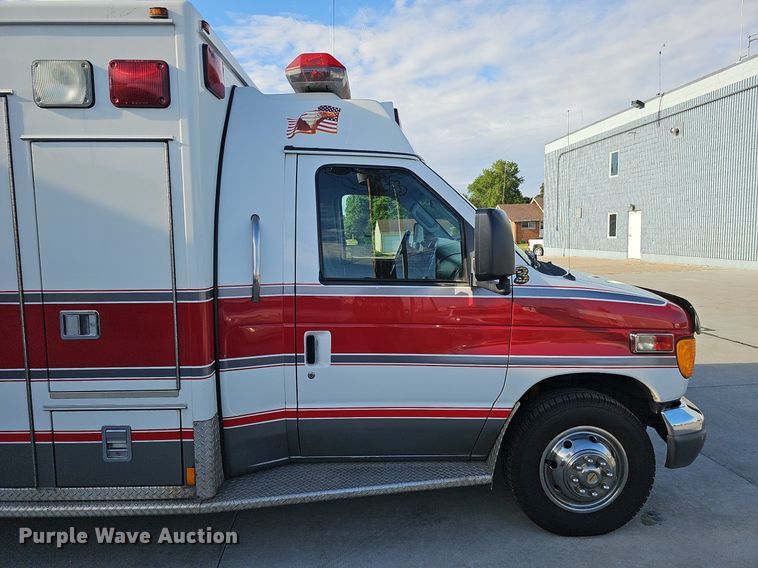 image for item DO2729 2003 Ford E450 Super Duty  ambulance