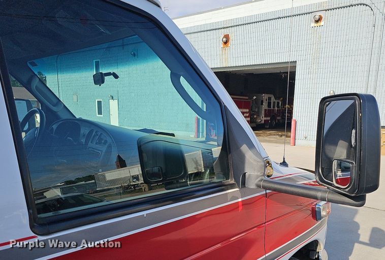 image for item DO2729 2003 Ford E450 Super Duty  ambulance