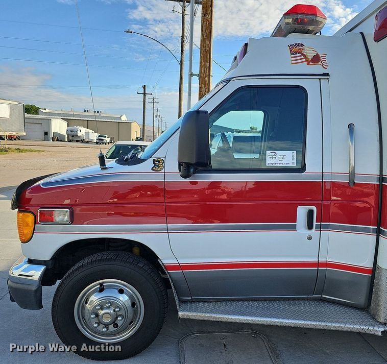 image for item DO2729 2003 Ford E450 Super Duty  ambulance