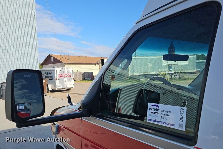 image for item DO2729 2003 Ford E450 Super Duty  ambulance