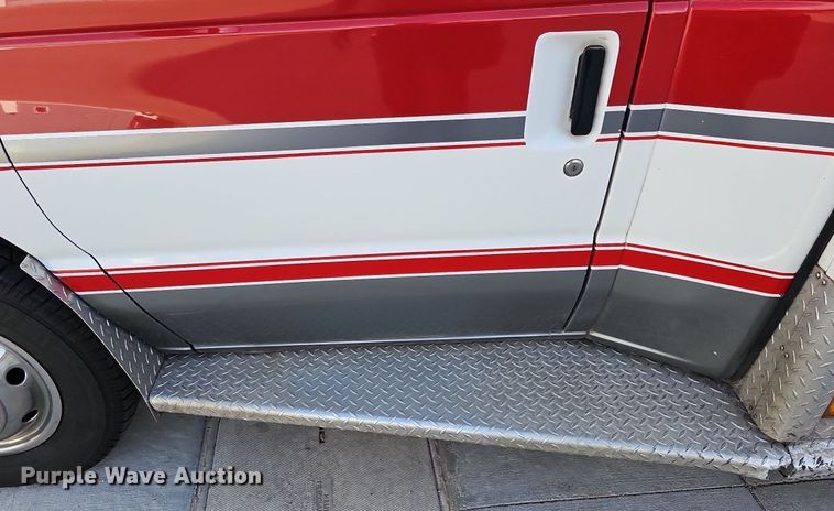 image for item DO2729 2003 Ford E450 Super Duty  ambulance