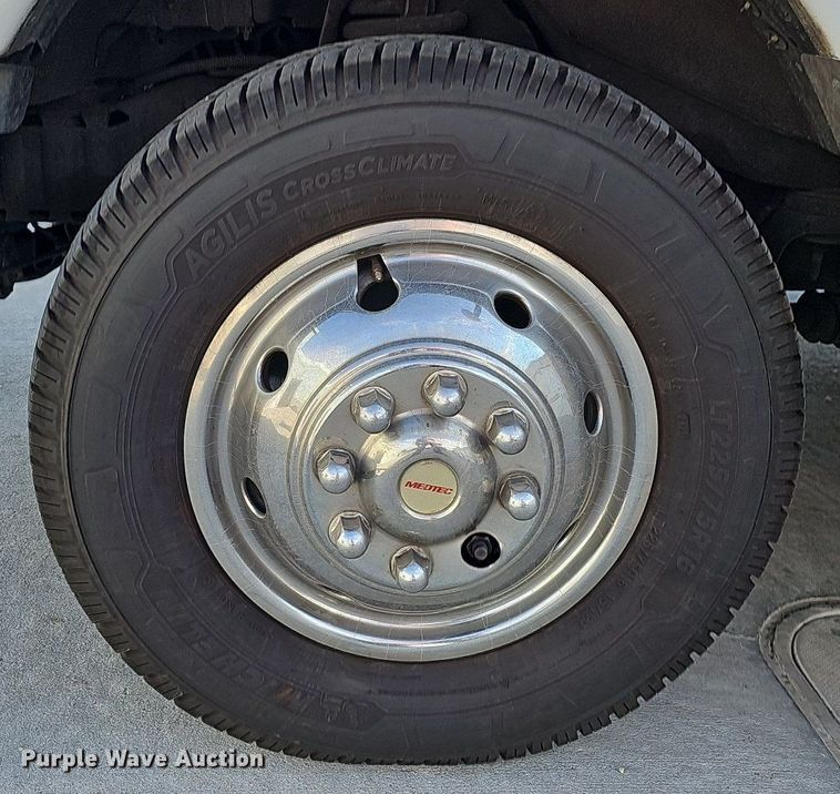 image for item DO2729 2003 Ford E450 Super Duty  ambulance