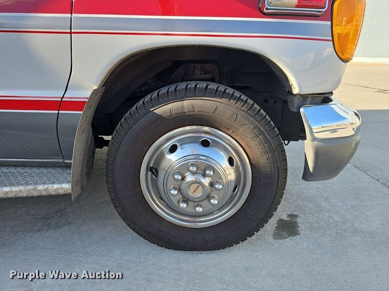 image for item DO2729 2003 Ford E450 Super Duty  ambulance