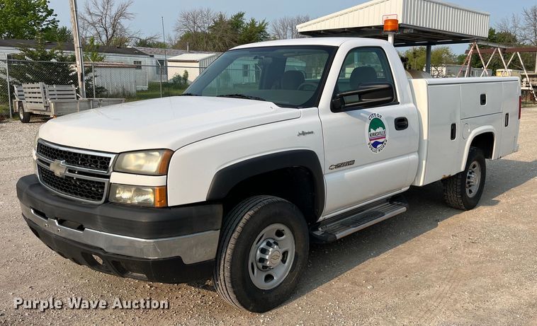 image for item DP0480 2007 Chevrolet Silverado 2500HD  utility bed pickup truck