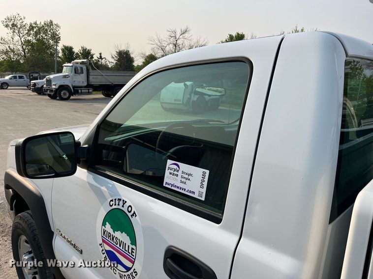 image for item DP0480 2007 Chevrolet Silverado 2500HD  utility bed pickup truck