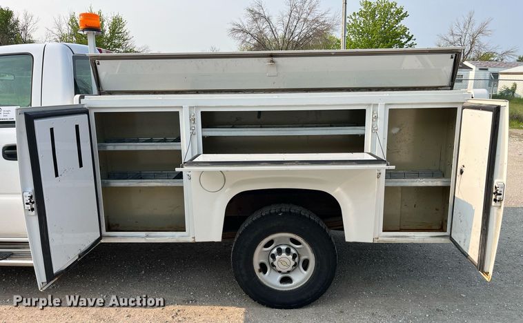 image for item DP0480 2007 Chevrolet Silverado 2500HD  utility bed pickup truck