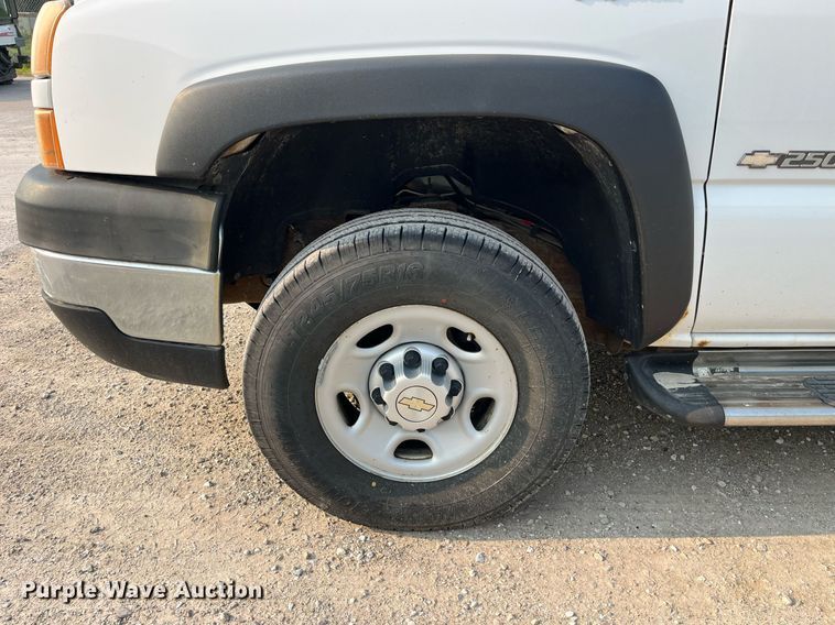 image for item DP0480 2007 Chevrolet Silverado 2500HD  utility bed pickup truck