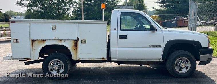 image for item DP0481 2003 Chevrolet Silverado 2500HD  utility bed pickup truck