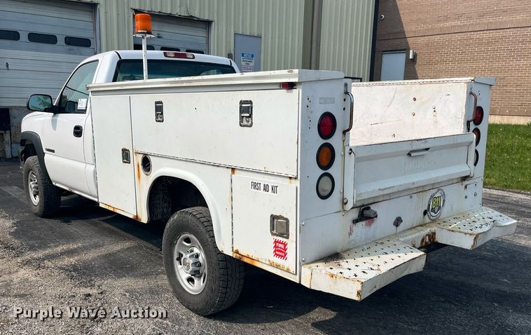 image for item DP0481 2003 Chevrolet Silverado 2500HD  utility bed pickup truck