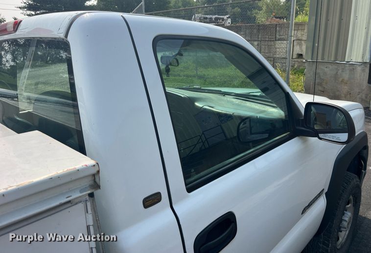 image for item DP0481 2003 Chevrolet Silverado 2500HD  utility bed pickup truck