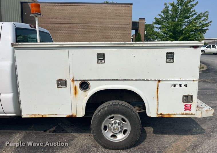 image for item DP0481 2003 Chevrolet Silverado 2500HD  utility bed pickup truck