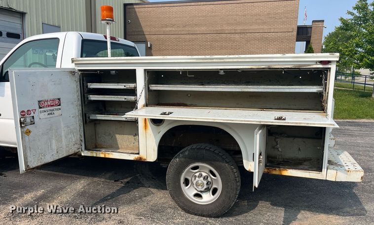 image for item DP0481 2003 Chevrolet Silverado 2500HD  utility bed pickup truck